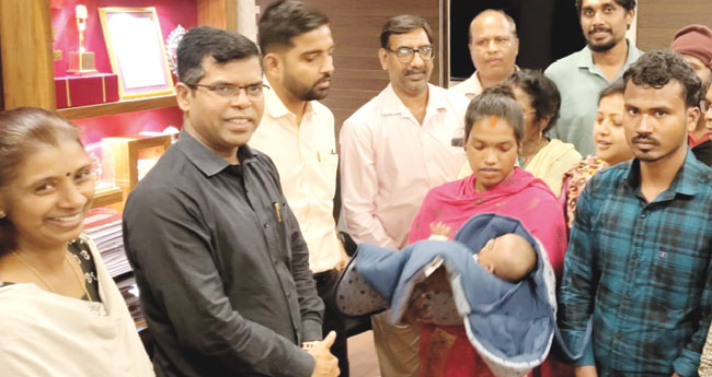 ‘നി​ധി’ അ​മ്മ​യു​ടെ ക​ര​ങ്ങ​ളി​ൽ
