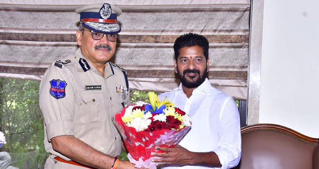 രേവന്ത് റെഡിയെ സന്ദർശിച്ചു; ഡിജിപിക്കു സസ്പെൻഷൻ