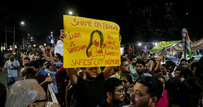 ര​ണ്ടു ക​ണ്ണി​ലും ഗ്ലാ​സ് ത​റ​ച്ചി​രു​ന്നു; വ​നി​താ ഡോ​ക്ട​ര്‍ നേ​രി​ട്ട​ത് അ​തി​ക്രൂ​ര​പീ​ഡ​ന​മെ​ന്ന് പോ​സ്റ്റു​മോ​ര്‍​ട്ടം റി​പ്പോ​ര്‍​ട്ട്