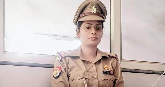 തെ​രു​വു​നാ​യ​യെ ര​ക്ഷി​ക്കാ​ൻ വാ​ഹ​നം വെ​ട്ടി​ച്ചു; കാ​ർ ക​യ​റി​യി​റ​ങ്ങി പോ​ലീ​സ് ഉ​ദ്യോ​ഗ​സ്ഥ​യ്ക്ക് ദാ​രു​ണാ​ന്ത്യം