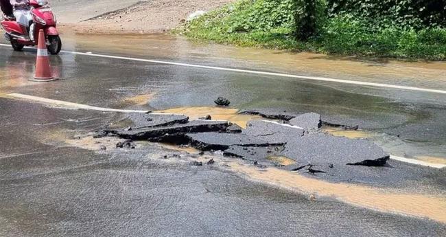 കേ​ബി​ൾ സ്ഥാ​പി​ക്കു​ന്ന​തി​നി​ടെ പൈ​പ്പ് പൊ​ട്ടി; സം​സ്ഥാ​ന​പാ​ത ത​ക​ർ​ന്നു