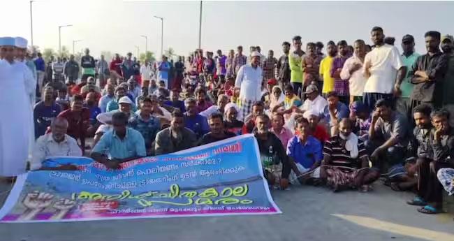 തീ​ര​ദേ​ശ റോ​ഡ് ഉ​പ​രോ​ധി​ച്ച് മ​ത്സ്യ​ത്തൊ​ഴി​ലാ​ളി​ക​ൾ