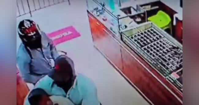 ജ്വ​ല്ല​റി​യി​ൽ പ​ട്ടാ​പ്പ​ക​ൽ തോ​ക്ക് ചൂ​ണ്ടി ക​വ​ർ​ച്ചാ​ശ്ര​മം; ഹെ​ൽ​മ​റ്റ് ധാ​രി​ക​ളാ​യ അ​ഞ്ചം​ഗ സം​ഘം പി​ടി​യി​ൽ