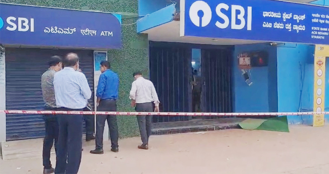 എ​സ്ബി​ഐ ബാങ്കിൽ കവർച്ച ; 13 കോ​ടി രൂ​പ​യു​ടെ  ആ​ഭ​ര​ണ​ങ്ങ​ള്‍ നഷ്‌ടപ്പെട്ടു