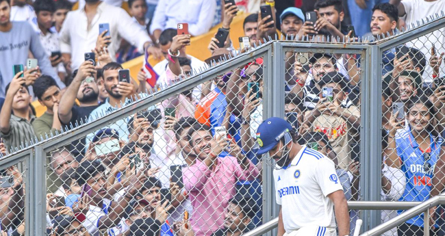 വാ​​ങ്ക​​ഡേ​​യി​​ല്‍ രോ​​ഹി​​ത്  സ്റ്റാ​​ന്‍​ഡ്