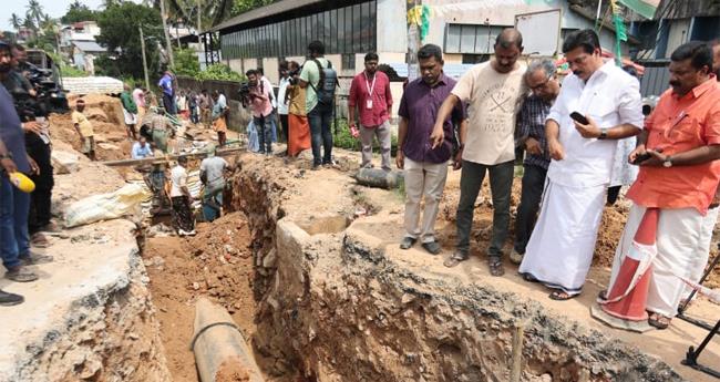 തി​രു​വ​ന​ന്ത​പു​രം ന​ഗ​ര​ത്തി​ല്‍ കു​ടി​വെ​ള്ള​ത്തി​നാ​യി നെ​ട്ടോ​ട്ടം