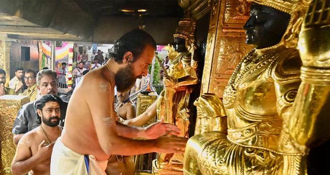 ശ​ബ​രി​മ​ല ന​ട തു​റ​ന്നു; 18 ദി​വ​സം ദ​ർ​ശ​ന​ത്തി​ന് അ​വ​സ​രം