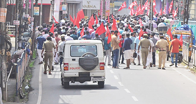 കേരളത്തിൽ മാത്രം പ​ണി​മു​ട​ക്ക് വഴിമുടക്കി