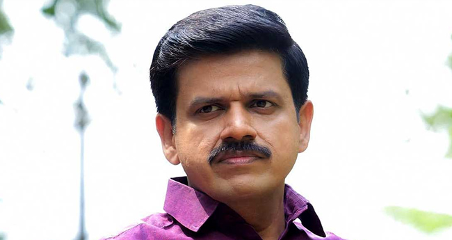 സ​ന്ദീ​പ് വാ​ര്യ​ര്‍​ക്ക്  ഇ​ന്ദി​രാ​ഭ​വ​നി​ല്‍  സ്വീ​ക​ര​ണം ന​ല്‍​കി
