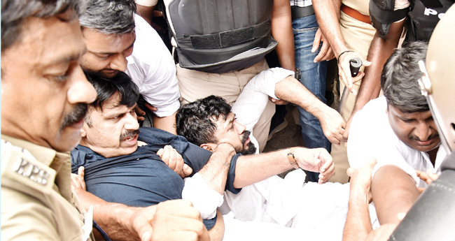 പ​ത്ത​നം​തി​ട്ട​യി​ൽ യൂ​ത്ത്  കോ​ൺ​ഗ്ര​സ് മാ​ർ​ച്ചി​ൽ സം​ഘ​ർ​ഷം
