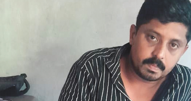 മു​റ്റ​ത്തേ​ക്കി​റ​ങ്ങി​യ  യു​വാ​വിനെ കാ​ട്ടു​പ​ന്നി  ആ​ക്ര​മിച്ചു