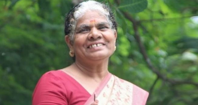 മ​ര​ക്കൊ​മ്പ് പൊ​ട്ടി  ത​ല​യി​ൽവീ​ണു വീ​ട്ട​മ്മ  മ​രി​ച്ചു