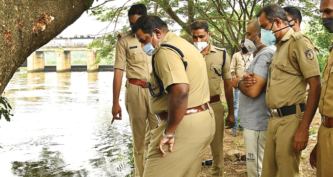 സ​നു മോ​ഹ​നു​മാ​യി ഫ്ളാറ്റിലും പുഴയിലും തെ​ളി​വെ​ടു​പ്പ്