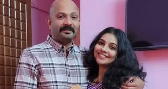 അ​തു​ല്യ​യു​ടെ ​മ​ര​ണം: ഭ​ര്‍​ത്താ​വ് സ​തീ​ഷ് തി​രു​വ​ന​ന്ത​പു​രം  വി​മാ​ന​ത്താ​വ​ള​ത്തി​ല്‍ പി​ടി​യി​ല്‍