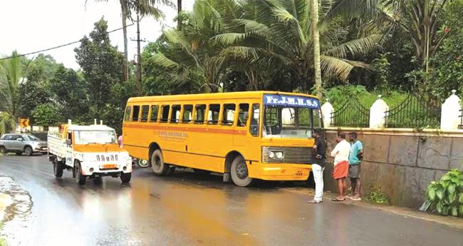 സ്കൂ​ൾ​ബ​സ് മ​തി​ലി​ലി​ടി​ച്ച് അ​പ​ക​ടം