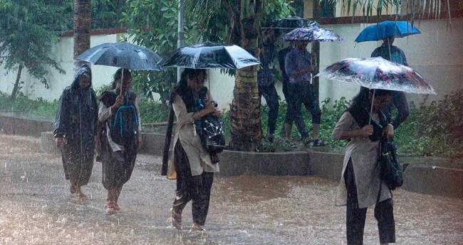 മ​ഴ തു​ട​രു​ന്നു; തൃ​ശൂ​ർ ജി​ല്ല​യി​ലെ വി​ദ്യാ​ഭ്യാ​സ സ്ഥാ​പ​ന​ങ്ങ​ൾ​ക്ക് വെ​ള്ളി​യാ​ഴ്ച അ​വ​ധി