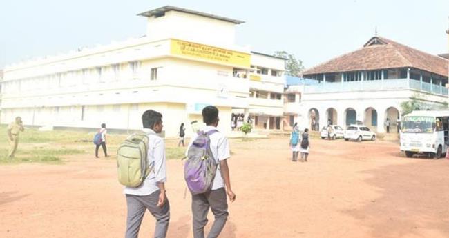 പ്ല​സ് വ​ൺ ക്ലാ​സു​ക​ൾ തി​ങ്ക​ളാ​ഴ്ച ആ​രം​ഭി​ക്കും ; മൂ​ന്നേ​കാ​ൽ ല​ക്ഷം വി​ദ്യാ​ർ​ഥി​ക​ൾ പ്ര​വേ​ശ​നം നേ​ടി