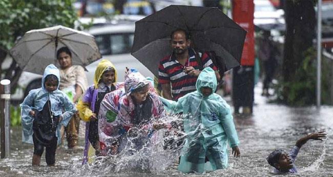 മ​ഴ: കോ​ട്ട​യം, ഇ​ടു​ക്കി, എ​റ​ണാ​കു​ളം ജി​ല്ല​ക​ളി​ലെ വി​ദ്യാ​ഭ്യാ​സ സ്ഥാ​പ​ന​ങ്ങ​ൾ​ക്ക് തിങ്കളാഴ്ച അ​വ​ധി