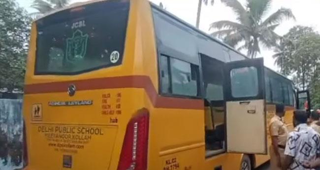 പ​ര​വൂ​രി​ൽ സ്കൂ​ൾ ബ​സി​ൽ​നി​ന്നും പു​ക ഉ​യ​ർ​ന്നു