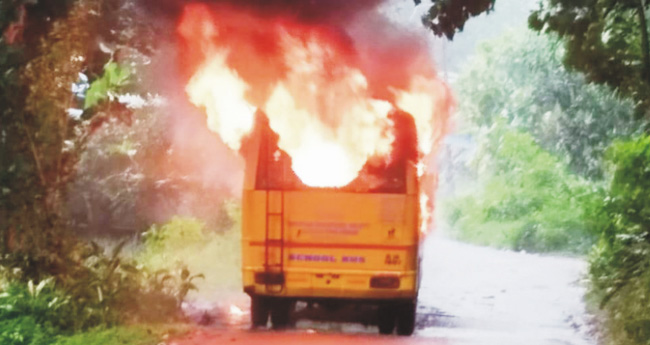 ഓടിക്കൊണ്ടിരുന്ന സ്കൂൾ ബസിനു തീപിടിച്ചു