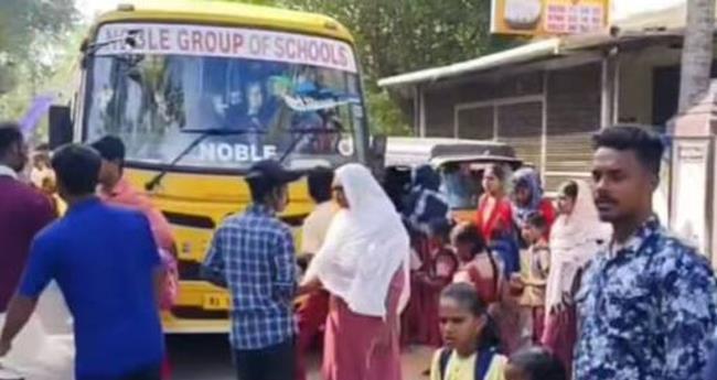 വി​ദ്യാ​ർ​ഥി​ക​ളെ കു​ത്തി​നി​റ​ച്ച് സ​ർ​വീ​സ്; സ്കൂ​ൾ ബ​സ് നാ​ട്ടു​കാ​ർ ത​ട​ഞ്ഞു