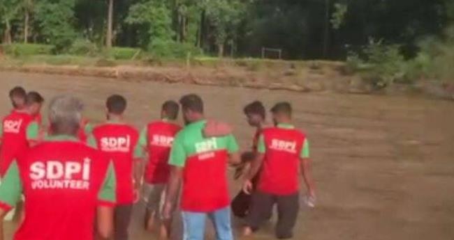 ചാ​ലി​യാ​റി​ൽ തെ​ര​ച്ചി​ലി​ന് പോ​യ 14 അം​ഗ സം​ഘം വ​ന​ത്തി​ൽ കു​ടു​ങ്ങി