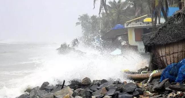 ക​ട​ലാ​ക്ര​മ​ണം; ര​ണ്ട് വീ​ടു​ക​ള്‍ ത​ക​ര്‍​ന്നു