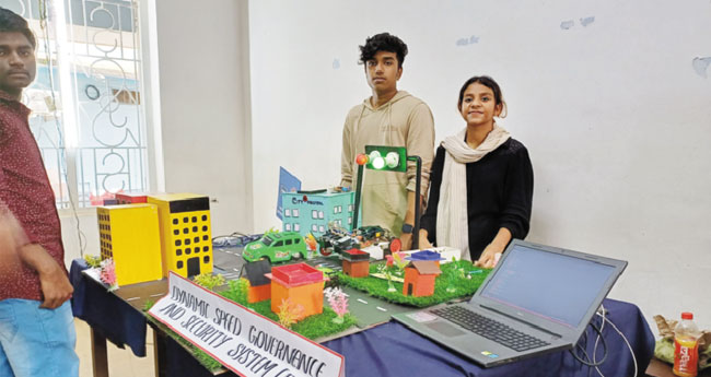 റോ​ഡ് സു​ര​ക്ഷ​യ്ക്കു പ്ര​ത്യേ​ക സം​വി​ധാ​ന​വു​മാ​യി വി​ദ്യാ​ർ​ഥി​ക​ൾ