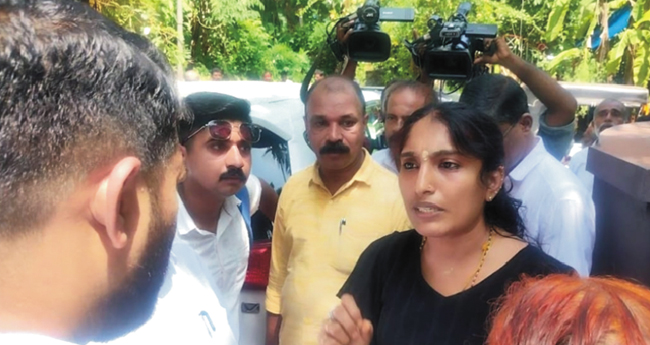   ഇവിടെ ബോം​ബ് നി​ർ​മാ​ണം ത​കൃ​തി​     വെ​ളി​പ്പെ​ടു​ത്ത​ലു​മാ​യി യു​വ​തി
