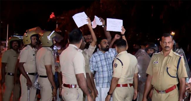 ഫീ​സ് വ​ര്‍​ധ​ന; കാ​ര്‍​ഷി​ക സ​ര്‍​വ​ക​ലാ​ശാ​ല വി​സി​യെ ത​ട​ഞ്ഞു