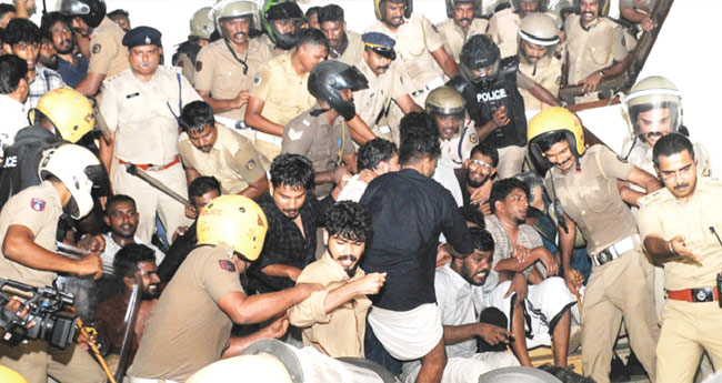 പോ​ലീ​സ് ക​ണ്ണ​ട​ച്ചു; സ​ർ​വ​ക​ലാ​ശാ​ല കൈ​യ​ട​ക്കി എ​സ്എ​ഫ്ഐ