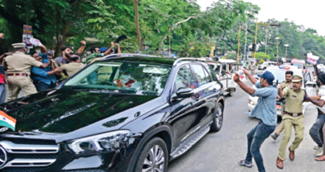 ഗ​വ​ര്‍​ണ​ര്‍​ക്കെ​തി​രേ എ​സ്എഫ്ഐ​യു​ടെ ക​രി​ങ്കൊ​ടി പ്ര​തി​ഷേ​ധം