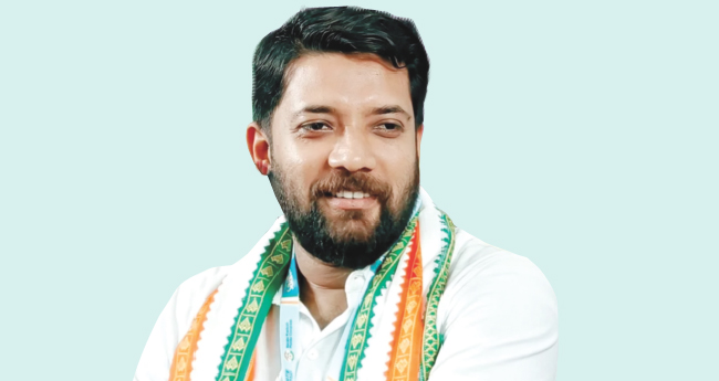 കേ​ര​ള പോ​ലീ​സ്  പാ​ർ​ട്ടി​പ്പ​ണി​യെ​ടു​ക്കു​ന്നു:  ഷാ​ഫി പ​റ​ന്പി​ൽ