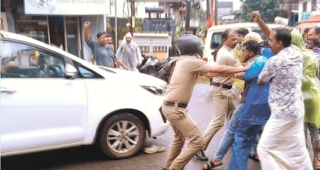  പേടിപ്പിക്കലൊന്നും വേണ്ട.. ; പ്ര​​​തി​​​ഷേ​​​ധ​​​ക്കാ​​​രോ​​​ട് ക​​​യ​​​ർ​​​ത്ത് ഷാഫി