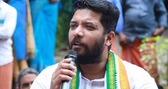 ആ​വ​ശ്യ​ത്തി​ന് പ്ല​സ് വ​ൺ സീ​റ്റി​ല്ലെ​ന്ന സ​ത്യം സ​ർ​ക്കാ​ർ അം​ഗീ​ക​രി​ക്ക​ണം: ഷാ​ഫി പ​റ​മ്പി​ൽ
