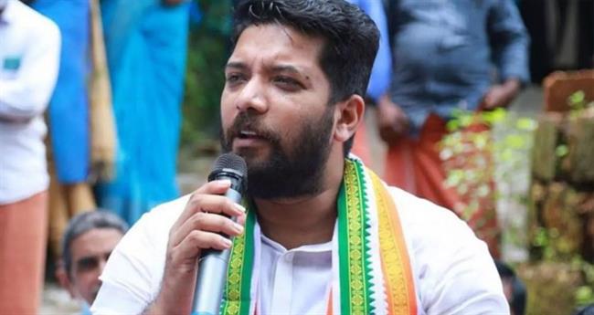 "ഏകാധിപത്യവും ഗ്രൂപ്പിസവും അവസാനിപ്പിക്കണം': ഷാഫിക്കെതിരേ പോസ്റ്ററുകൾ