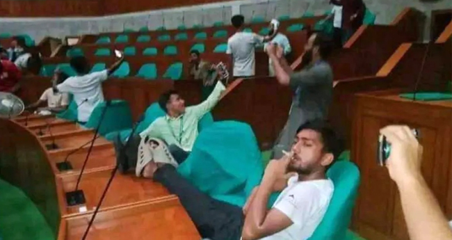 പാ​ർ​ല​മെ​ന്‍റ് കൈ​യേ​റി,  പ്ര​ധാ​ന​മ​ന്ത്രി​യു​ടെ വ​സ​തി  കൊ​ള്ള​യ​ടി​ച്ചു