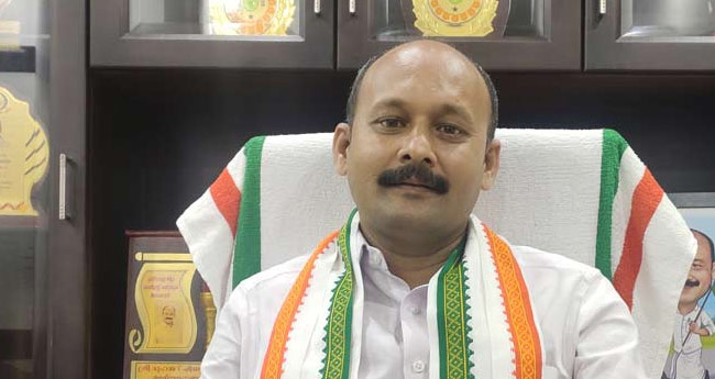 കോ​​​ണ്‍​ഗ്ര​​​സ് പ്ര​​​വ​​​ര്‍​ത്ത​​​ക​​​നെ​​​തി​​​രാ​​​യ കേ​​​സ് ഫാ​​​സി​​​സ്റ്റ് ന​​​ട​​​പ​​​ടി: മു​​​ഹ​​​മ്മ​​​ദ് ഷി​​​യാ​​​സ്