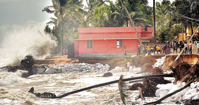 ചു​ഴ​ലി​ക്കാ​റ്റ് കേ​ര​ള​തീ​രം വി​ട്ടു;  ബു​ധ​നാ​ഴ്ച വ​രെ മ​ഴ തു​ട​രും