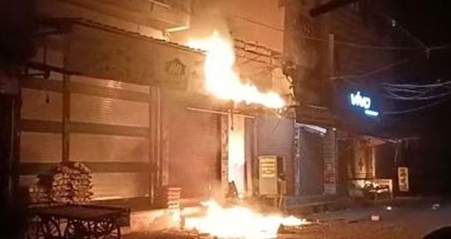 വാ​ക്കു​ത​ർ​ക്കം: യു​വാ​വി​നെ വെ​ടി​വ​ച്ചു​കൊ​ന്നു, ക​ട​ക​ൾ​ക്ക് തീ​യി​ട്ട് ജ​ന​ക്കൂ​ട്ടം; പോ​ലീ​സി​ന് നേ​രെ ക​ല്ലേ​റ്