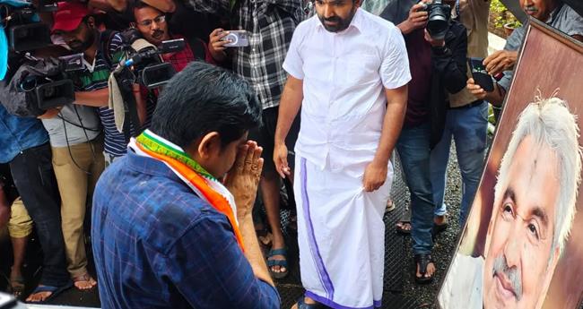 ആ​ര്യാ​ട​ൻ ഷൗ​ക്ക​ത്ത് ഉ​മ്മ​ൻ ചാ​ണ്ടി​യു​ടെ ക​ല്ല​റ സ​ന്ദ​ർ​ശി​ച്ചു