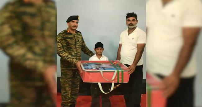 ഓ​പ്പ​റേ​ഷ​ൻ സി​ന്ദൂ​റി​നി​ടെ സൈ​നി​ക​ർ​ക്ക് ഭ​ക്ഷ​ണം വി​ത​ര​ണം ചെ​യ്ത വി​ദ്യാ​ർ​ഥി​ക്ക് ആ​ദ​രം