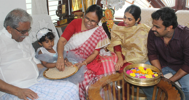 പേ​ര​ക്കു​ട്ടി​ക്ക് ആ​ദ്യാ​ക്ഷ​രം  കു​റി​ച്ചു ന​ൽ​കി ആ​രോ​ഗ്യ​മ​ന്ത്രി