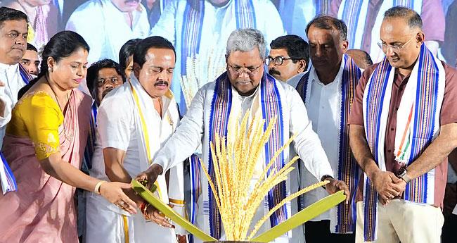 സി​ദ്ധ​രാ​മ​യ്യ​യു​ടെ പ​രി​പാ​ടി​ക്കി​ടെ തി​ക്കും തി​ര​ക്കും; 13 പേ​ർ​ക്ക് പ​രി​ക്ക്