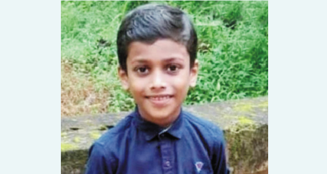 റി​മോ​​ട്ട് ഗേ​റ്റി​ല്‍ കു​ടു​ങ്ങി  ഒ​മ്പ​തു​കാ​ര​ന് ദാ​രു​ണാ​ന്ത്യം