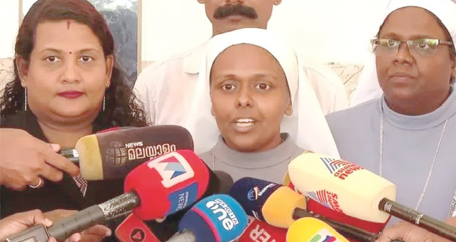 ശിരോവസ്ത്ര വിവാദം: സർക്കാർ റി​​​പ്പോ​​​ര്‍ട്ടി​​​ല്‍ വാ​​​സ്ത​​​വ​​​മി​​​ല്ലെ​​​ന്ന് സ്കൂ​​​ള്‍ അ​​​ധി​​​കൃ​​​ത​​​ര്‍