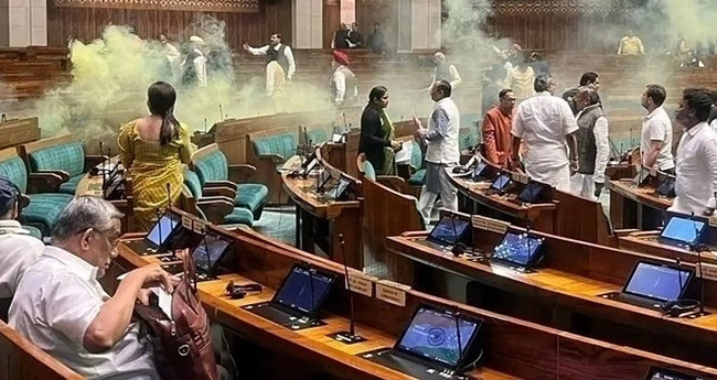 പാർലമെന്‍റ് പുക ആക്രമണ കേസ് പ്രതികൾക്ക് ഉപാധികളോടെ ജാമ്യം
