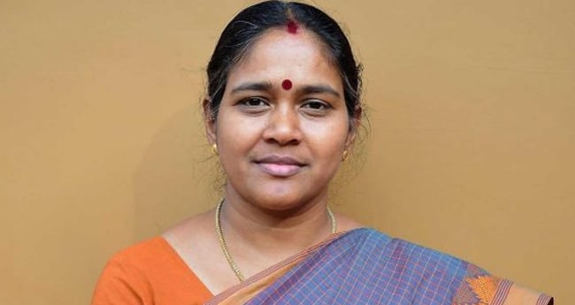 “വീ​ടി​നു മു​ന്നി​ലെ ബോം​ബ് സ്ഫോ​ട​നം മാ​ല​പ്പ​ട​ക്ക​മാ​ക്കി​”; പോലീ​സിനെതിരേ ശോ​ഭാ സു​രേ​ന്ദ്ര​ൻ