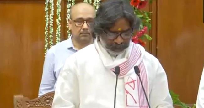 ഹേ​മ​ന്ത് സോ​റ​ൻ ജാ​ർ​ഖ​ണ്ഡ് മു​ഖ്യ​മ​ന്ത്രി​യാ​യി സ​ത്യ​പ്ര​തി​ജ്ഞ ചെ​യ്തു