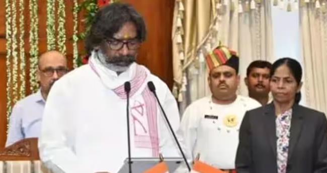 സാ​ക്ഷി​ക​ളാ​യി ഇ​ന്ത്യാ സ​ഖ്യ നേ​താ​ക്ക​ൾ; ഹേ​മ​ന്ത് സോ​റ​ന്‍ അ​ധി​കാ​ര​മേ​റ്റു